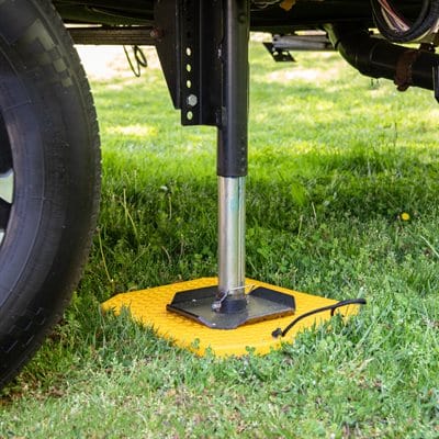 Stabilizer Jack Pads Heavy-Duty Extra-Large w/ Handle - CAMCO 44545